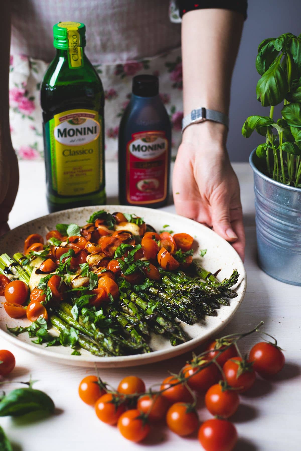 Szparagi z pomidorkami koktajlowymi